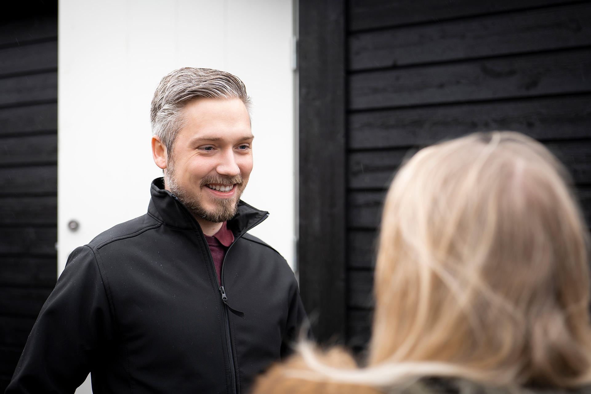 Sølund Living — medarbejder i dialog med kunde