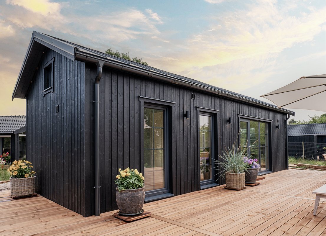 Elin sommerhus i skumring, eksteriør