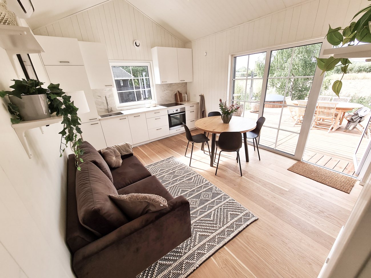 Elin sommerhus — lys og rummelig opholdsstue