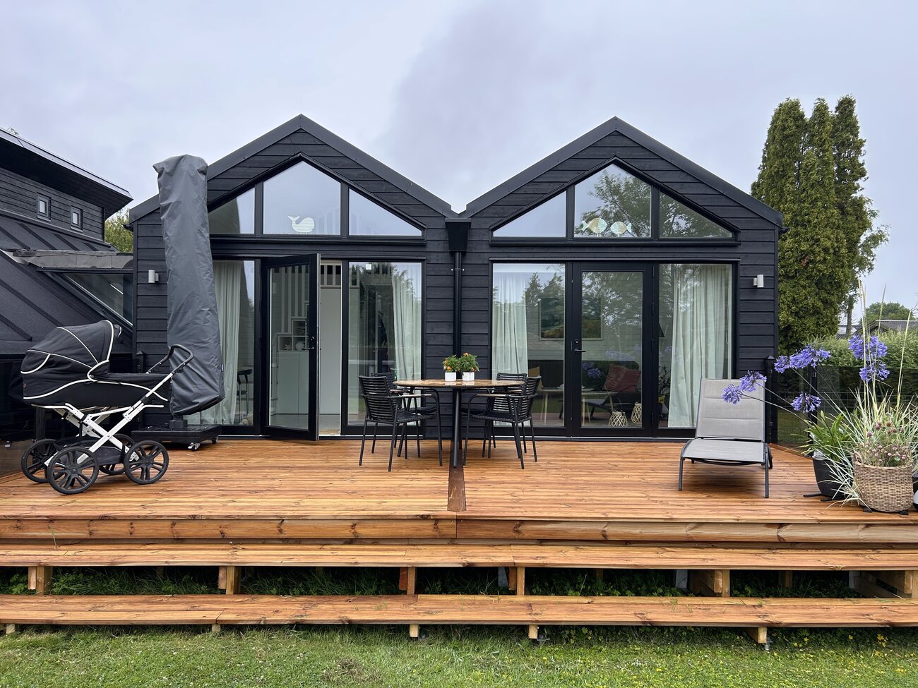Saga sommerhus udefra i dagslys