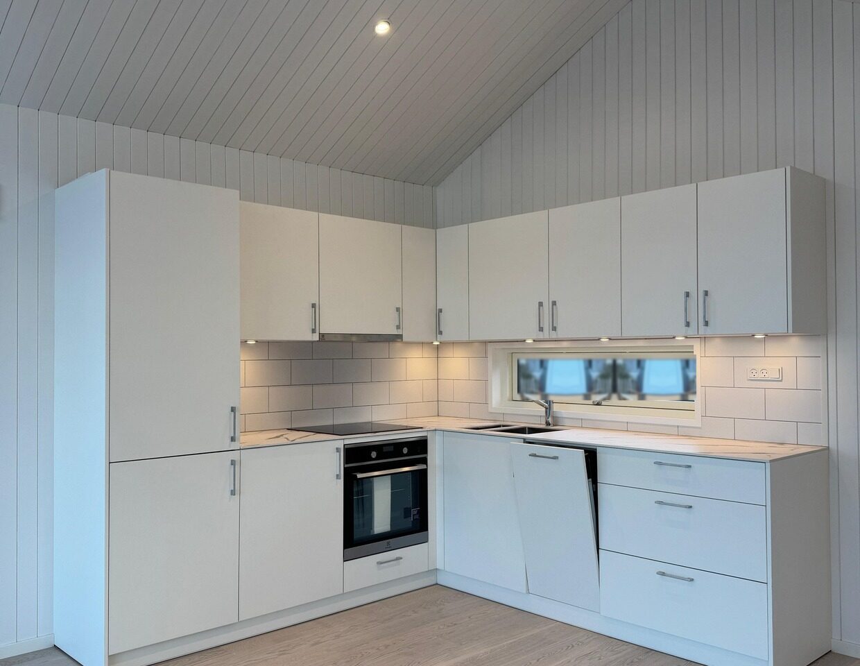 Saga sommerhus — køkken med loft til kip