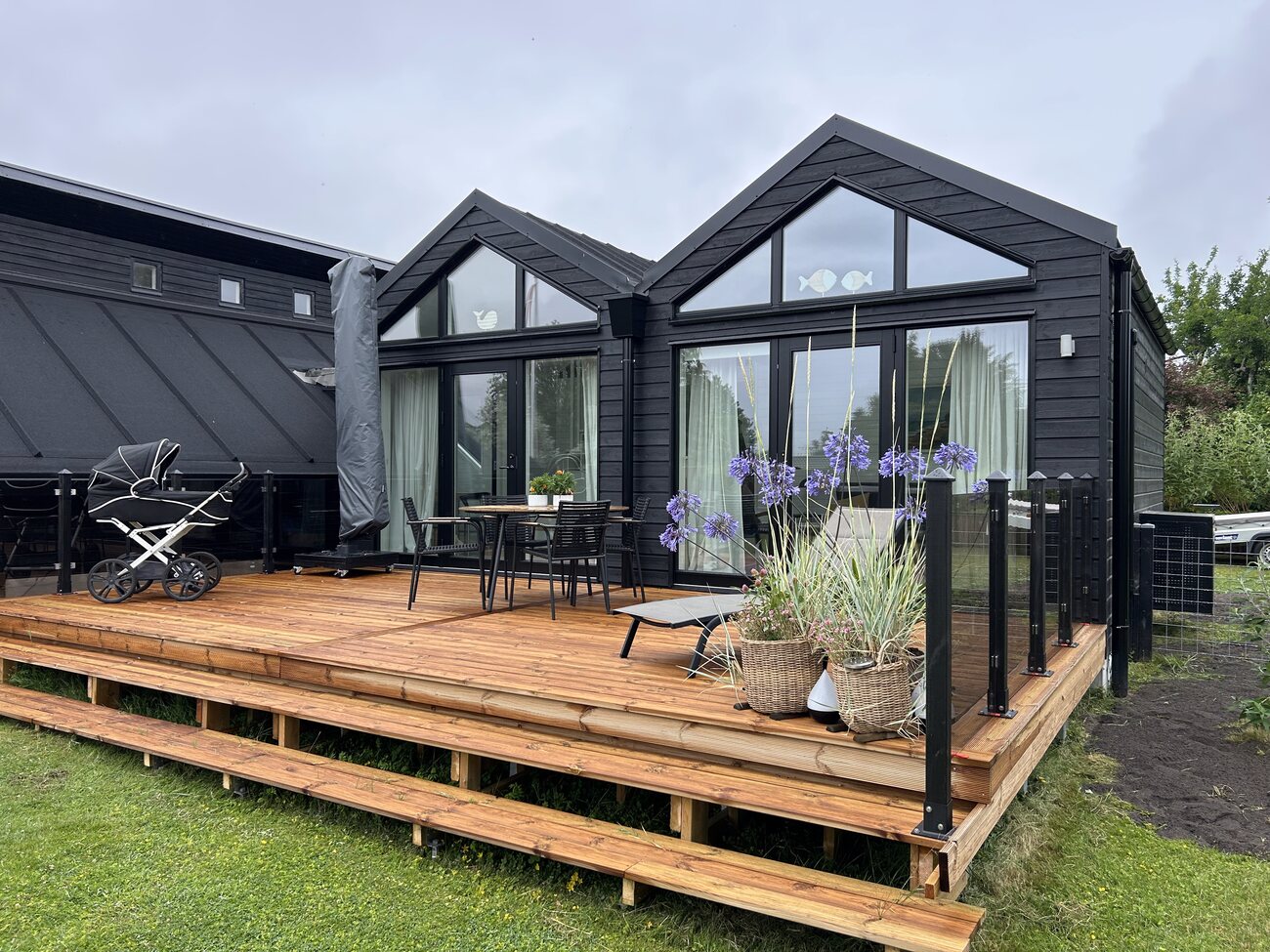 Saga sommerhus — to forskudte moduler set udefra